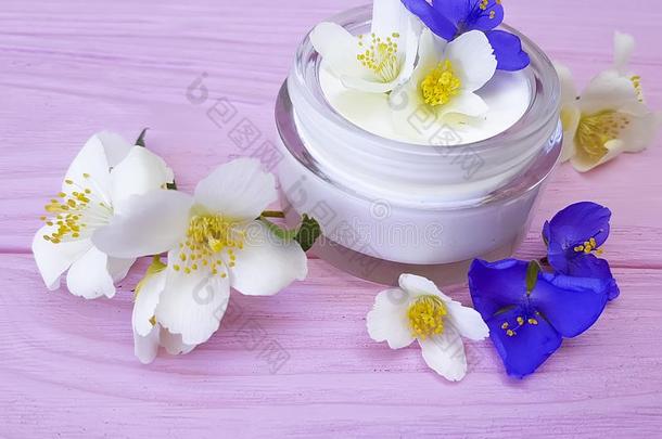 乳霜化妆品润肤霜保护美好茉莉花恢复健康的状态