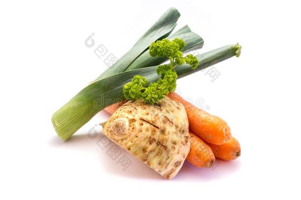 米雷波克斯绿叶蔬菜芹菜胡萝卜隔离的向白色的背景