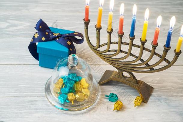 犹太人的假日光明<strong>节</strong>背景和多连灯烛台,纺纱顶一