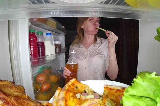 女人开指已提到的人冰箱在夜.夜饿.日常饮食暴食与暴食