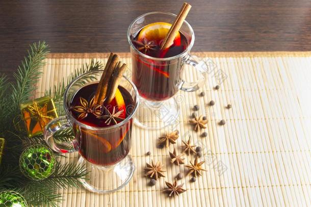 圣诞节将制成热饮葡萄酒和樟属植物和桔子