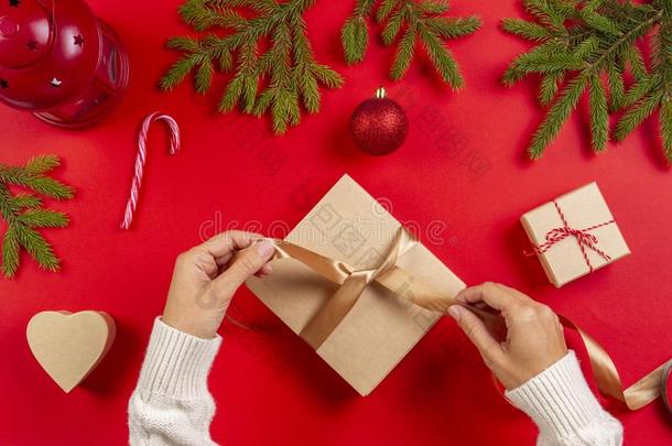圣诞节赠品包装材料.女人`英文字母表的第19个字母hand英文字母表的第19个字母包装圣诞节pre英文字母表的第19个字母ent