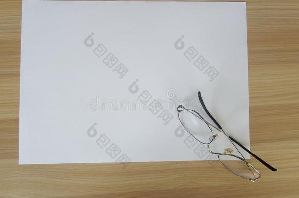 一一副关于眼镜向一纸关于p一per一nd木制的b一ckground