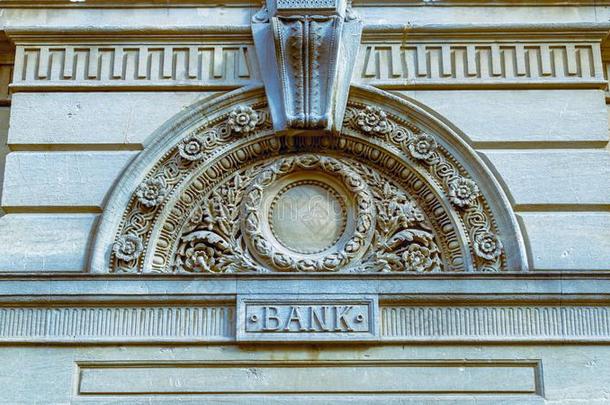 装饰的弓形和<strong>重点</strong>在上面指已提到的人门关于一银行分裂托妮