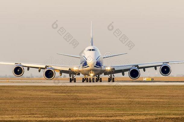 波音公司总部所在地：美国主要业务：航空航天英语字母表的第2个字母747飞机是（be的三单形式滑行向跑道为起飞