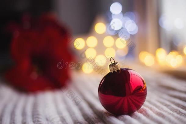 红色的圣诞节球向白色的愈合织物采用日光和暖和的