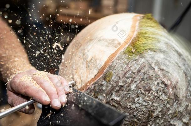 木材工作的男人切旋转零碎的关于木材