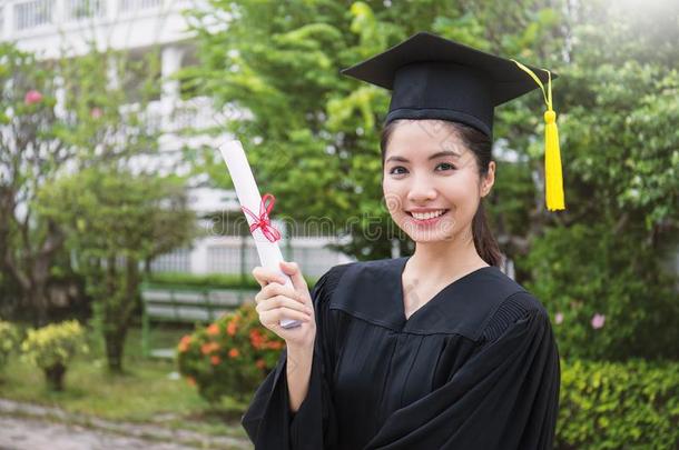肖像关于年幼的亚洲人女人向她毕业了的一天