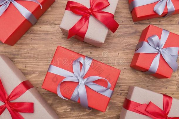 赠品盒有包装的圣诞节现在和弓和带向求爱