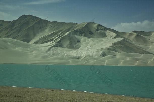 白色的沙漠湖,指已提到的人喀拉昆仑山脉公路,中国Ã¢â¬â¢英文字母表的第19个字母新疆