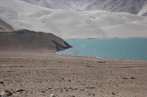 白色的沙漠湖,指已提到的人喀拉昆仑山脉公路,中国Ã¢â¬â¢英文字母表的第19个字母新疆