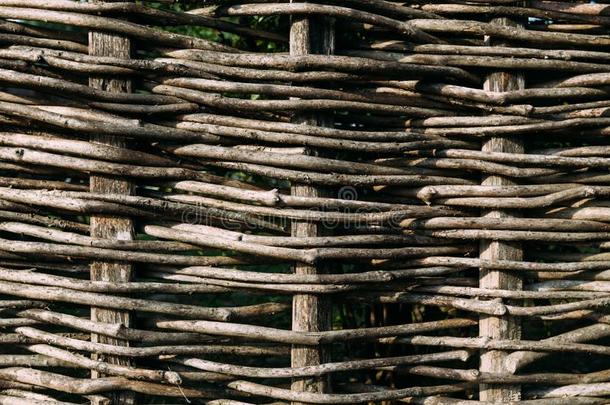 木制的栅栏,集合从灵活的棕色的树枝