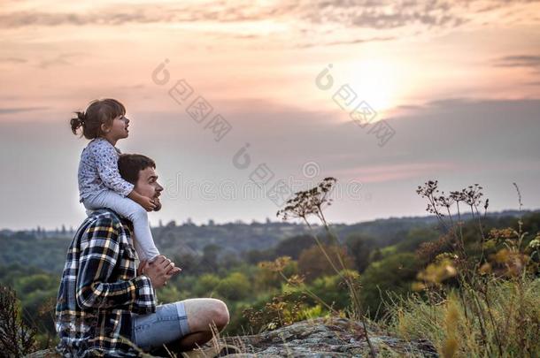 爸爸和小的漂亮的<strong>女儿</strong>在日落