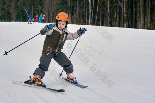 小孩滑雪采用mounta采用s