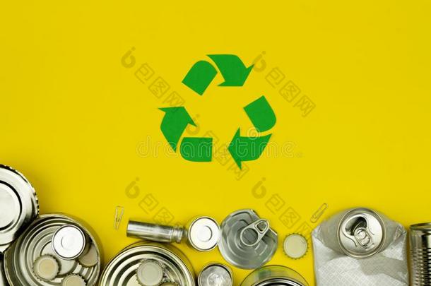 绿色的回收利用符号和金属铝罐头,盖子,罐子