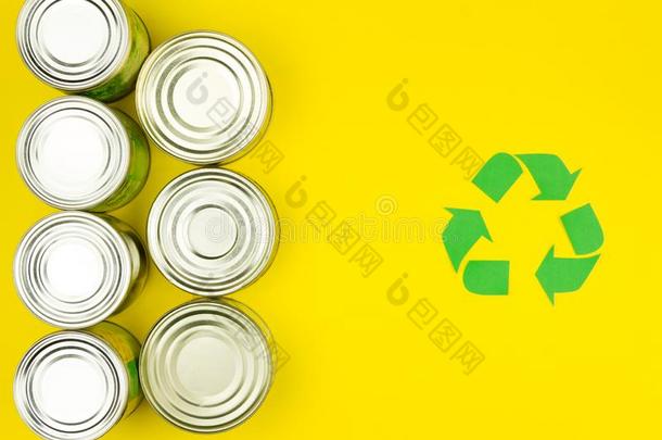 绿色的回收利用符号和金属铝罐头