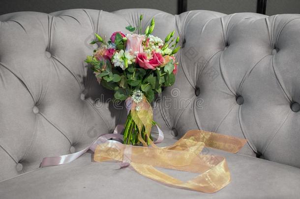 婚礼可爱的自然的花花束向沙发脱色黑的