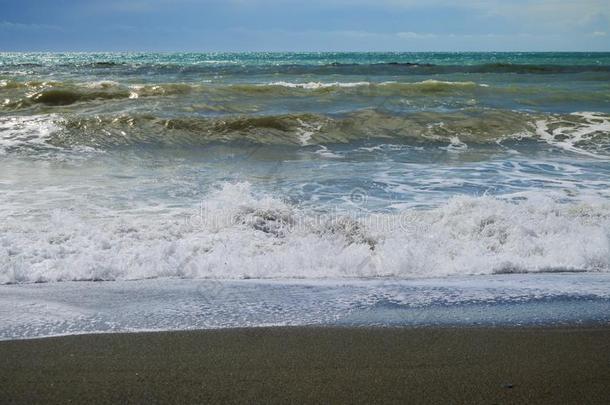 海浪向马蹄铁海滩