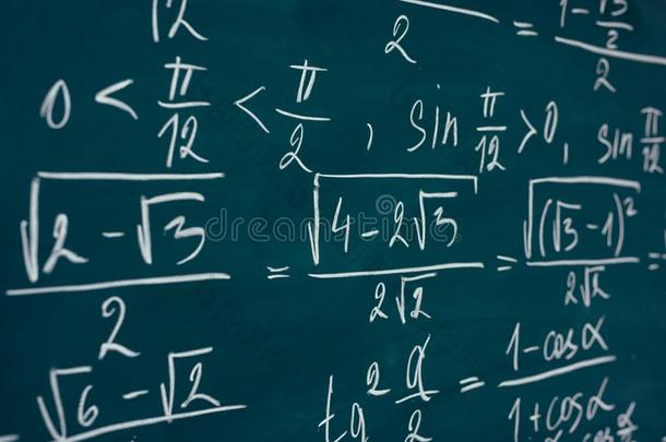 数学公式书面的向指已提到的人黑板.学校,教育
