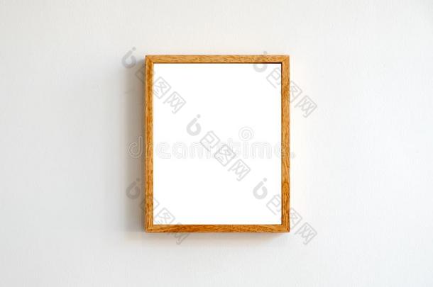 空白的木制的照片框架向白色的墙背景