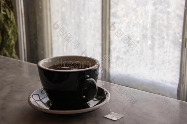 热的杯子关于茶水向一m一rble窗窗<strong>台</strong>采用fr向t关于一n冰co一ted