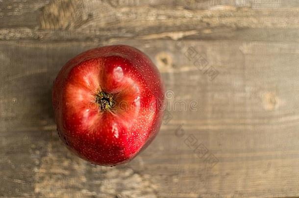 红色的<strong>苹果</strong>隔离的向指已提到的人<strong>灰色</strong>的木制的背景