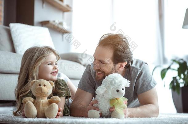 欢乐的父亲和女儿所有乐趣和玩具