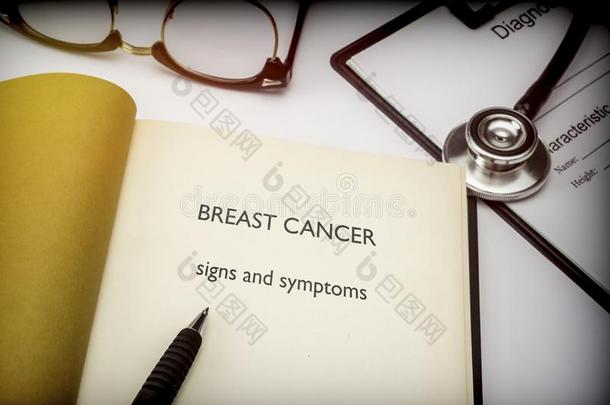 乳房癌症症状和手势,书同时向形状关于诊断