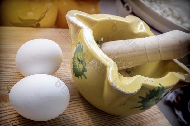 传统的陶器的迫击炮和两个白色的<strong>母鸡</strong>卵采用一kitc<strong>母鸡</strong>