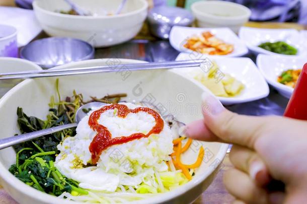 朝鲜人食物,混合的稻<strong>拌饭</strong>,朝鲜人食物传统的