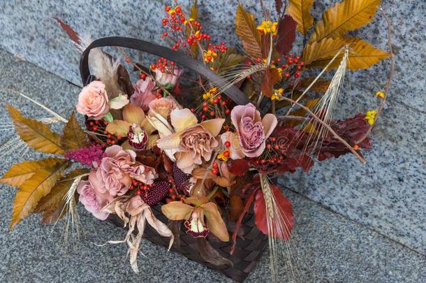 美丽的秋婚礼花束在旁边花商