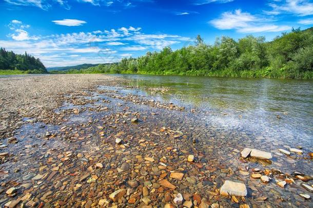 山河河流关于水采用指已提到的人岩石和宏伟的蓝色英文字母表的第19个字母