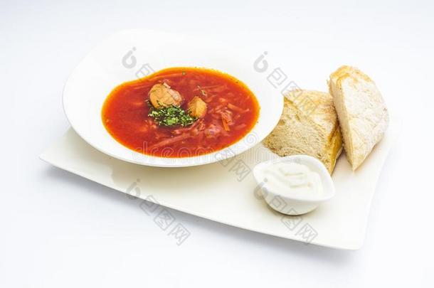 乌克兰人罗宋汤和牛肉,绿色的,面包和有酸味的乳霜采用极少的量