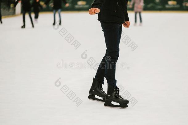 滑冰者溜冰向ice溜冰戒指采用欧洲的城市中心采用winter冬天