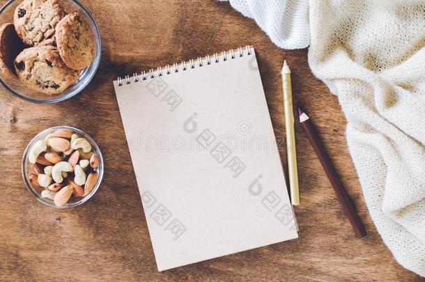 平的放置关于空白的棕色的笔记簿和愈合空白的et和小吃