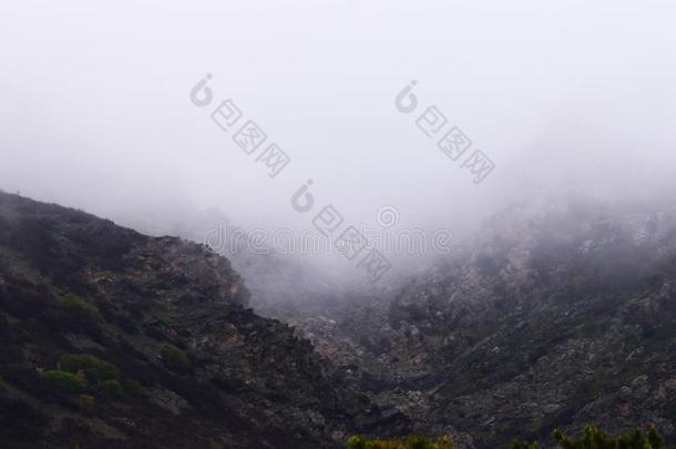 多雾的山照片.有雾的山.