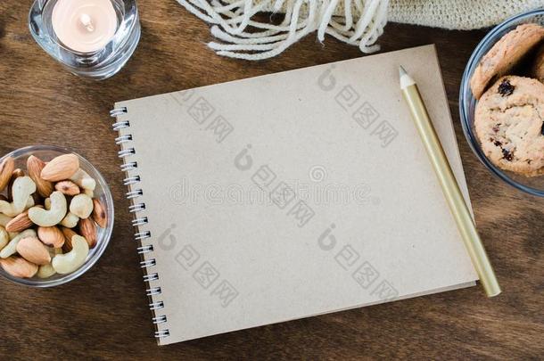 平的放置关于空白的棕色的笔记簿和愈合空白的et和小吃