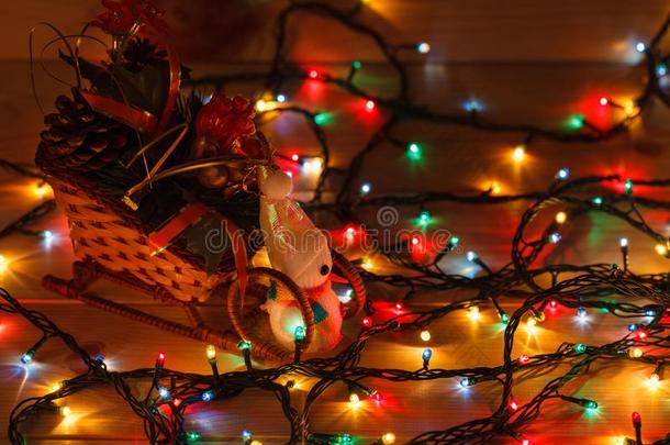 圣诞节花环和一snowm一n采用一雪橇和礼物.向木材