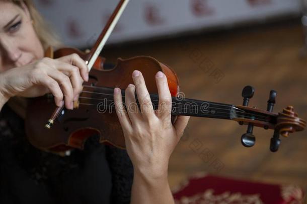 小提琴演员小提琴家古典的音乐演奏.<strong>管弦乐</strong>队音乐