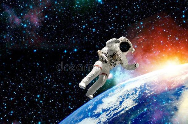 俄国宇航员同行的采用宇宙.代表团采用外面的空间
