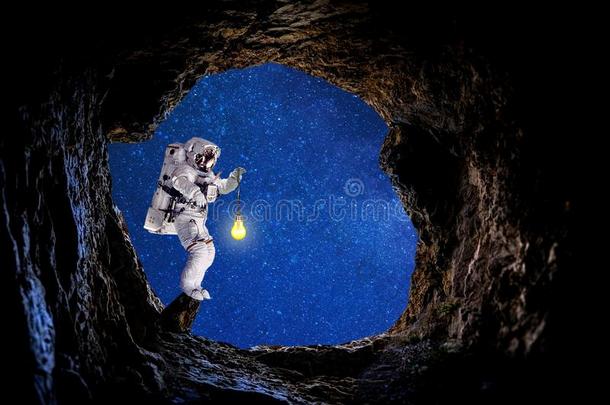 太空船上的飞行员和月亮照明为星云