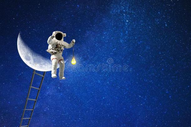 太空船上的飞行员和月亮照明为星系