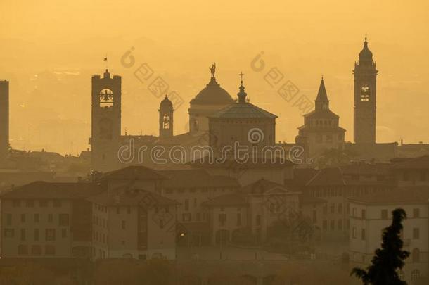 贝加莫,意大利.早晨风景在指已提到的人老的城镇从圣人般的人vigoris<strong>高额</strong>利息