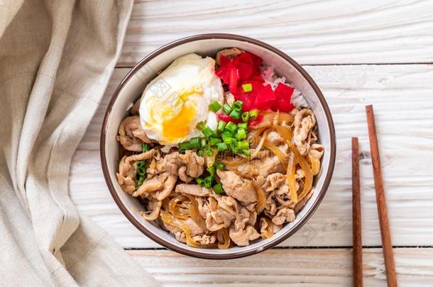 猪肉稻碗和鸡蛋(丼)-日本人食物