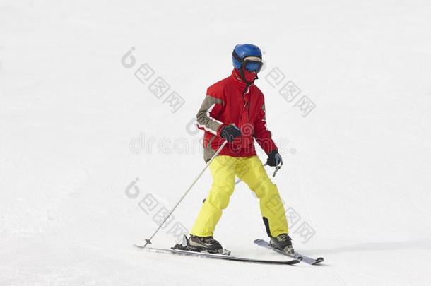 滑雪的人向指已提到的人雪.第一级别.冬运动.