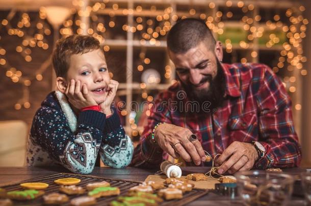 <strong>父亲</strong>和儿子烘焙姜饼圣诞节甜饼干
