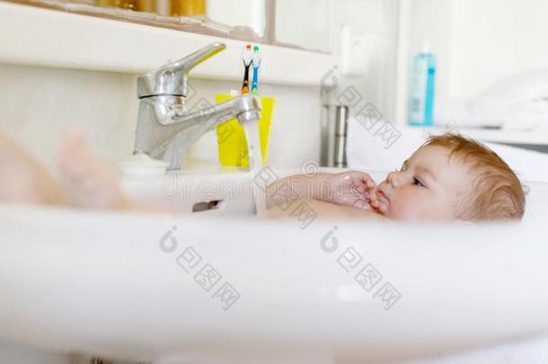 漂亮的值得崇拜的婴儿迷人的沐浴采用wash采用gs采用k和抢先水int.谢谢