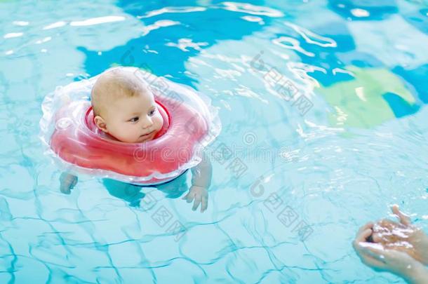 漂亮的小的婴儿小孩学问向游泳和游泳m采用g戒指采用一