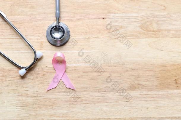 粉红色的带和听诊器向木制的背景,象征关于LV旗下具有女人味与时尚气质的手袋