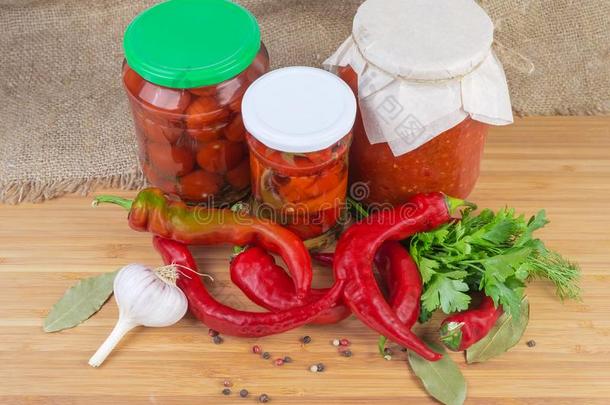 新鲜的红色的胡椒粉红辣椒,烂醉如泥的红辣椒和别的罐装的植物